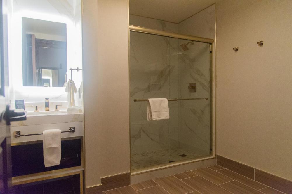 Deluxe Queen Room with Two Queen Beds interior